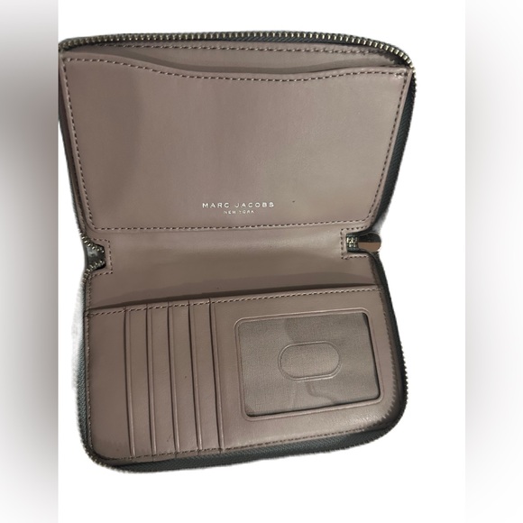 EUC Marc Jacobs Leather Zip Phone Wallet Wristlet  in ICE - Picture 7 of 8